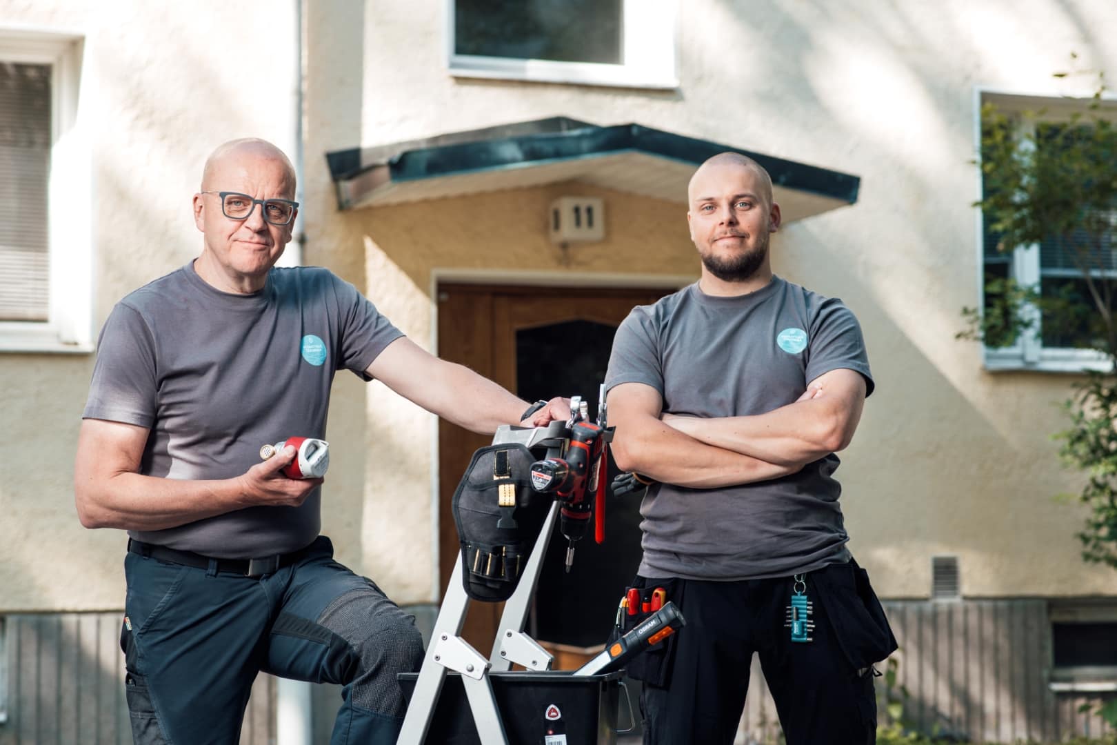 Vesimittaustekniikka Oy:n henkilöstöä asentamassa huoneistokohtaisia vesimittareita